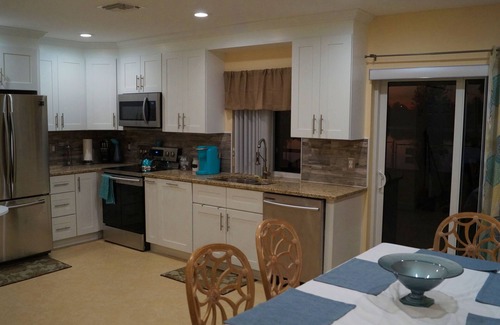 Royal Palm Beach Casa | ¡Bienvenido a Lazy Palms! Una casa frente al lago en West Palm Beach.