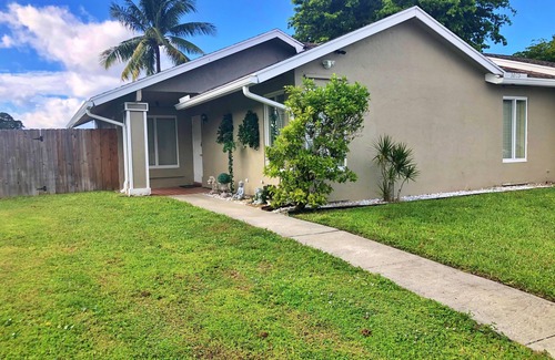Royal Palm Beach Casa | ¡Bienvenido a Lazy Palms! Una casa frente al lago en West Palm Beach.