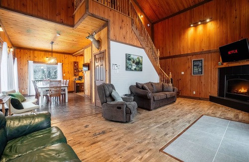 Saint-Faustin-Lac-Carre Chalet De Esquí | Welcome to Le Vert, our chalet on the edge of the Royal Laurentien Golf Course.