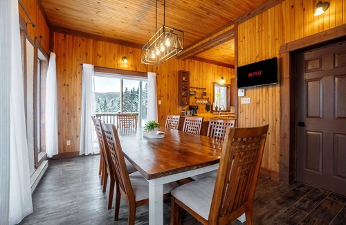 Saint-Faustin-Lac-Carre Chalet De Esquí | Welcome to Le Vert, our chalet on the edge of the Royal Laurentien Golf Course.