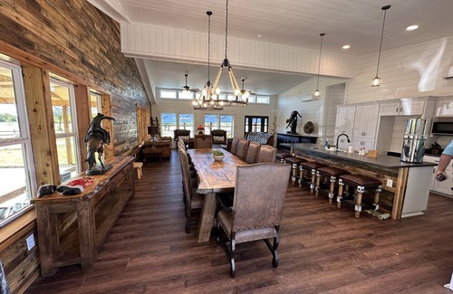 Cleburne Cabina | Welcome to our picturesque ranch oasis less than 1 hour from DFW!