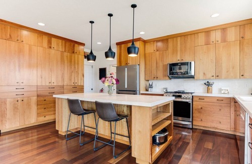 Newberg Casa | Welcome to Oz: A Vibrant Extended Stay Vineyardside Estate!