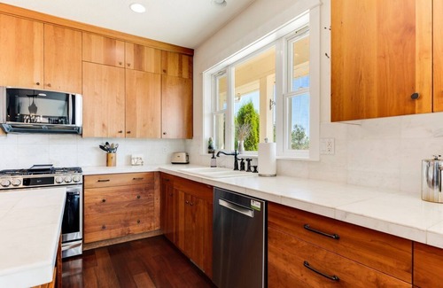 Newberg Casa | Welcome to Oz: A Vibrant Extended Stay Vineyardside Estate!