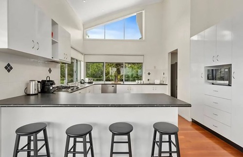 Coffs Harbour Casa | Welcome to Pacific Vista, a beautiful two-story home located in an idyllic nature setting.