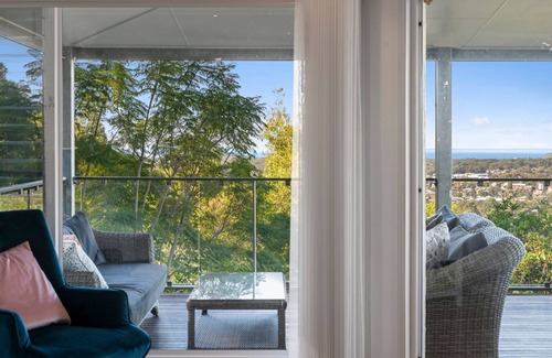 Coffs Harbour Casa | Welcome to Pacific Vista, a beautiful two-story home located in an idyllic nature setting.