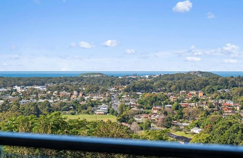 Coffs Harbour Casa | Welcome to Pacific Vista, a beautiful two-story home located in an idyllic nature setting.