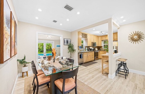 Poinsettia Heights Casa | ¡Bienvenido a Palm Terrace, un paraíso tropical con espacios amplios y privados!