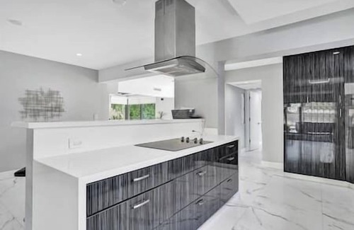 South Lake Casa | Welcome to Paradise! 1 mile to beach heated pool!