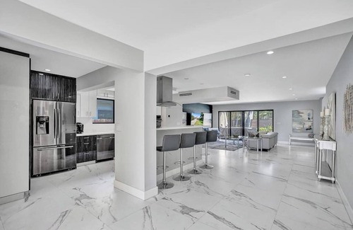 South Lake Casa | Welcome to Paradise! 1 mile to beach heated pool!