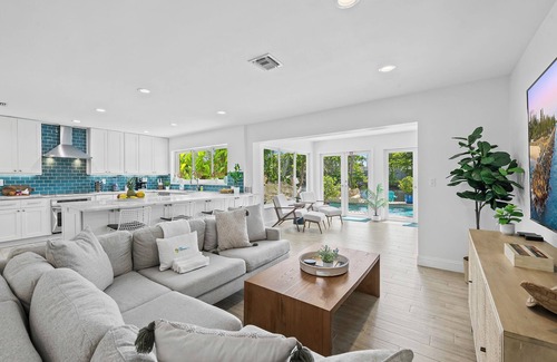 Coral Shores Casa | ¡Bienvenido a Pineapple Paradise, una casa espaciosa en vías navegables, recientemente incluida!