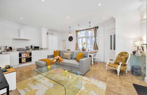 West Kensington Apartamento | Welcome to Plotseeker’s 3 Bedroom 2 Bathroom Victorian Flat in Kensington.