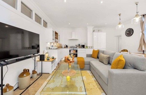 West Kensington Apartamento | Welcome to Plotseeker’s 3 Bedroom 2 Bathroom Victorian Flat in Kensington.