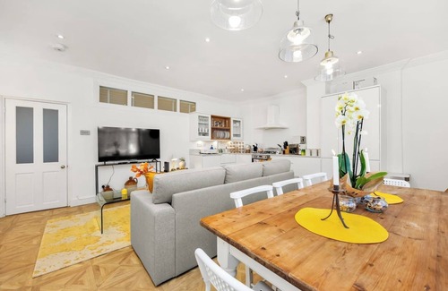 West Kensington Apartamento | Welcome to Plotseeker’s 3 Bedroom 2 Bathroom Victorian Flat in Kensington.