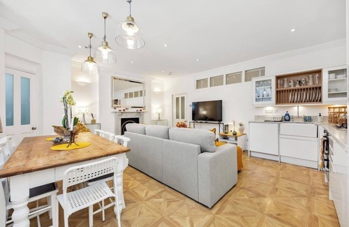 West Kensington Apartamento | Welcome to Plotseeker’s 3 Bedroom 2 Bathroom Victorian Flat in Kensington.