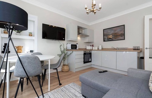 Hawick Apartamento | Welcome to Princess Retreat – your perfect home away from home! This stylish 2-bedroom property comfortably sleeps up to 5 guests and features a double bed, 2 single beds, and a sofa bed, along with 1 bathroom.