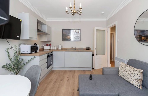 Hawick Apartamento | Welcome to Princess Retreat – your perfect home away from home! This stylish 2-bedroom property comfortably sleeps up to 5 guests and features a double bed, 2 single beds, and a sofa bed, along with 1 bathroom.