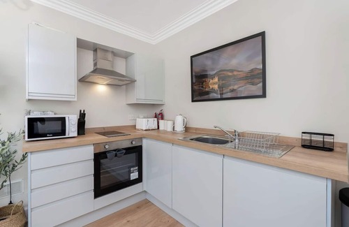 Hawick Apartamento | Welcome to Princess Retreat – your perfect home away from home! This stylish 2-bedroom property comfortably sleeps up to 5 guests and features a double bed, 2 single beds, and a sofa bed, along with 1 bathroom.