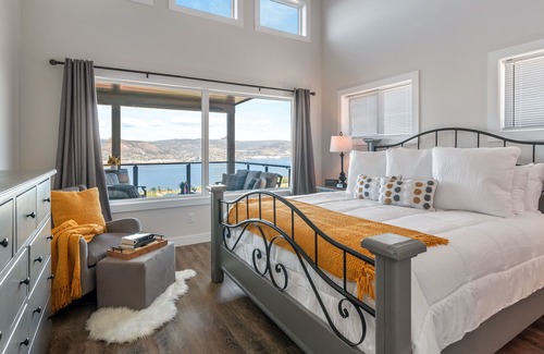 Okanagan-Similkameen Casa | Welcome to Serenity Vista a postcard view from every window