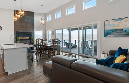 Okanagan-Similkameen Casa | Welcome to Serenity Vista a postcard view from every window