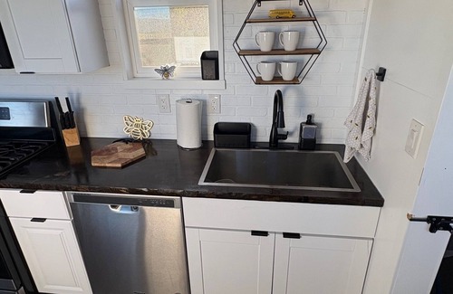 Durango Cabaña | Welcome to the Bee Bus – A Cozy One-of-a-Kind Tiny Home with Mountain Views