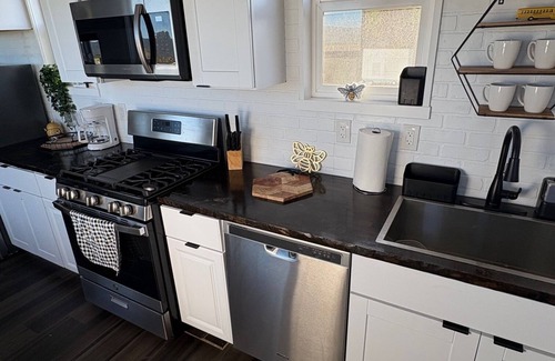 Durango Cabaña | Welcome to the Bee Bus – A Cozy One-of-a-Kind Tiny Home with Mountain Views