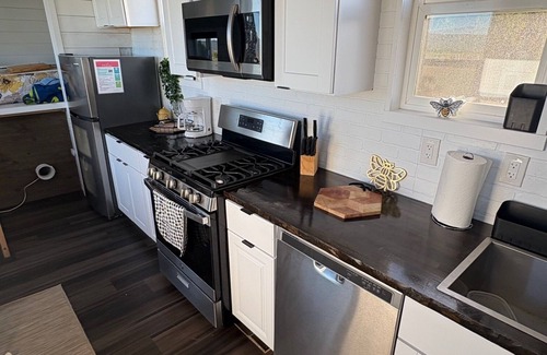 Durango Cabaña | Welcome to the Bee Bus – A Cozy One-of-a-Kind Tiny Home with Mountain Views