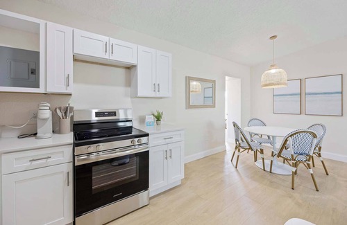 Cocoa Beach Apartamento | Welcome to The Drift – Your Laid-Back Beach Escape in Cocoa Beach! Full Property
