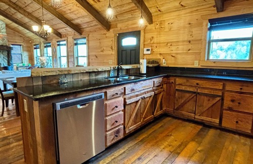 Murphy Cabina | Welcome to The Fox Den! Rustic decor and close to town!