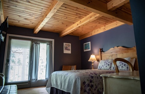 Sutton Cama Y Desayuno | Welcome to the historic Elk River Hotel & Cafe! Located riverfront on the beautiful Elk River, and just 2 miles from I-79, you are moments away from all that the Sutton area has to offer. Guest in town to enjoy the gorgeous outdoor scenery and recrea