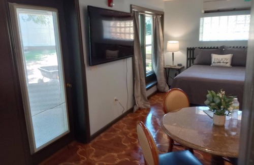 Sutton Cama Y Desayuno | Welcome to the historic Elk River Hotel & Cafe! Located riverfront on the beautiful Elk River, and just 2 miles from I-79, you are moments away from all that the Sutton area has to offer. Guest in town to enjoy the gorgeous outdoor scenery and recrea
