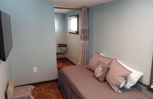 Sutton Cama Y Desayuno | Welcome to the historic Elk River Hotel & Cafe! Located riverfront on the beautiful Elk River, and just 2 miles from I-79, you are moments away from all that the Sutton area has to offer. Guest in town to enjoy the gorgeous outdoor scenery and recrea