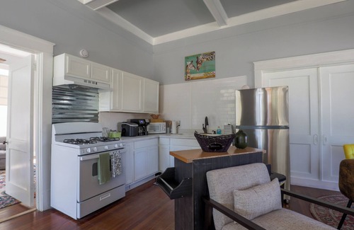 Hattiesburg Apartamento | Welcome to The Jungle! Spacious 1 bed, 1 bath Downtown Hattiesburg home!