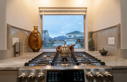 Lehi Casa | Welcome to The "Life Elevated" Home! Minutes to all ski resorts!