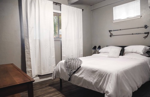 Glencoe Cabina | Welcome to The Monte a Vintage cabin in the Woods with game room!