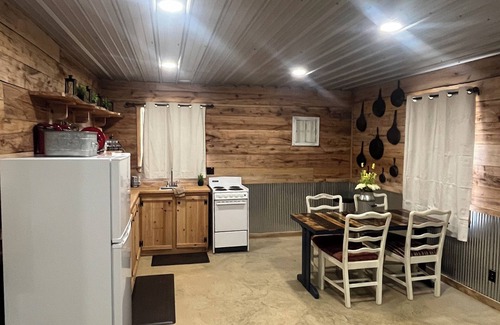 Ripley Cabina | Welcome to The Outskirts! Comfy Cabin Studio perfect for that weekend getaway.