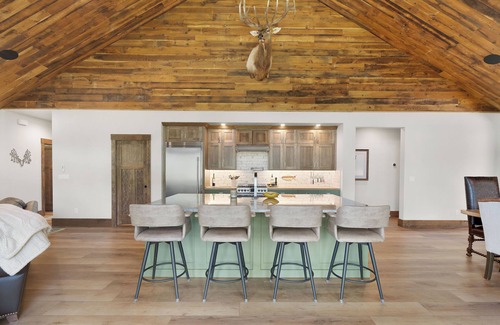 Garden Valley Cabina | Welcome to the Potato Shed-A charming mountain retreat.