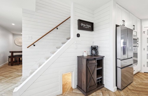 Era Otro | Welcome to The Roost. Country living at its finest at this charming farmhouse!