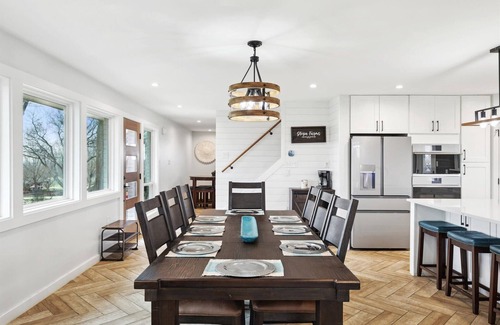 Era Otro | Welcome to The Roost. Country living at its finest at this charming farmhouse!