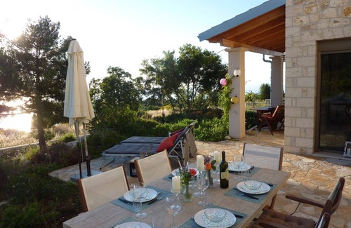 Kalamitsi Villa | Villa de piedra independiente con vista al mar 180 °