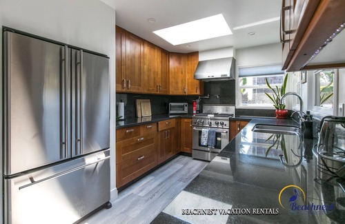 Opal Cliffs Casa | Welcome to the Wave House in Pleasure Point. Oceanview. Pets Considered. Hot Tub.