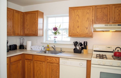 Iselin Apartamento | Welcome to this charming two-bedroom, 2.5-bathroom Townhouse