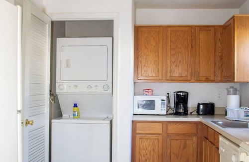 Iselin Apartamento | Welcome to this charming two-bedroom, 2.5-bathroom Townhouse