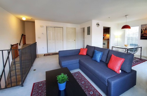 Iselin Apartamento | Welcome to this charming two-bedroom, 2.5-bathroom Townhouse