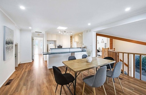 Doncaster East Casa | Welcome to your stylish retreat in the heart of Doncaster East!
