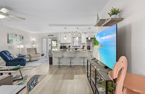 Cypress Lake Condominio | Welcome to your Fort Myers retreat! This charming condo at The Club at Crystal Lake is perfectly located — just minutes from Fort Myers Beach, Sanibel & Captiva Islands, shopping, dining, and easy access to RSW International Airport.