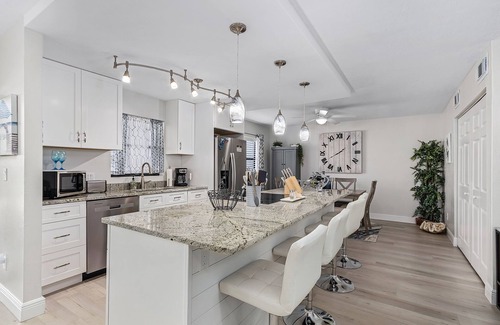 Cypress Lake Condominio | Welcome to your Fort Myers retreat! This charming condo at The Club at Crystal Lake is perfectly located — just minutes from Fort Myers Beach, Sanibel & Captiva Islands, shopping, dining, and easy access to RSW International Airport.