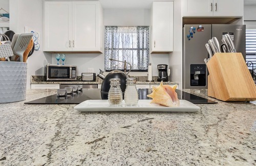 Cypress Lake Condominio | Welcome to your Fort Myers retreat! This charming condo at The Club at Crystal Lake is perfectly located — just minutes from Fort Myers Beach, Sanibel & Captiva Islands, shopping, dining, and easy access to RSW International Airport.