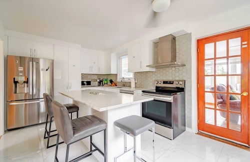 Sainte-Dorothee Apartamento | Welcome to your serene home with a pool & piano!