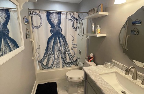 Margate City Condominio | Welcoming 2-bedroom condo in Margate, NJ,. 2 blocks to beach