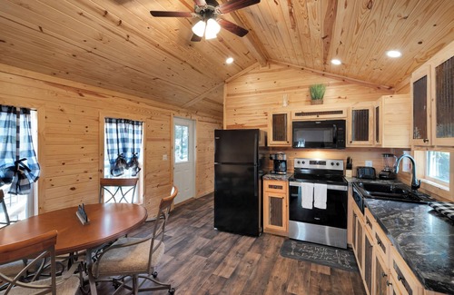 Jamestown Cabina | Welcoming 2 Bedroom 1 Bath Tiny Cabin located at Lake Cumberland #402